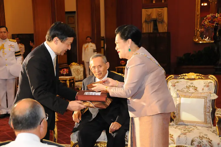 Sirikit-begruesst-Naruhito