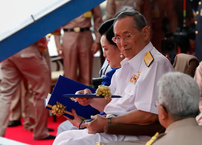 Sirikit-Bhumibol-weiss