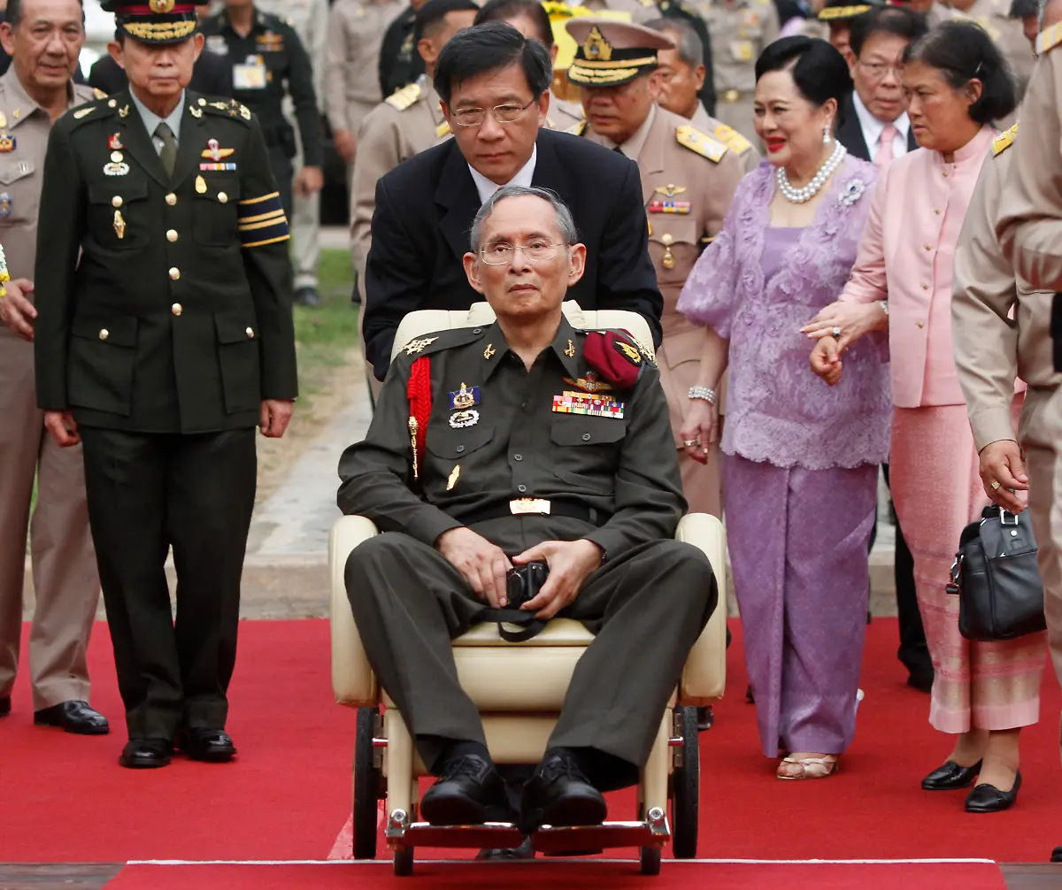 Sirikit-Bhumibol-krank-25052012
