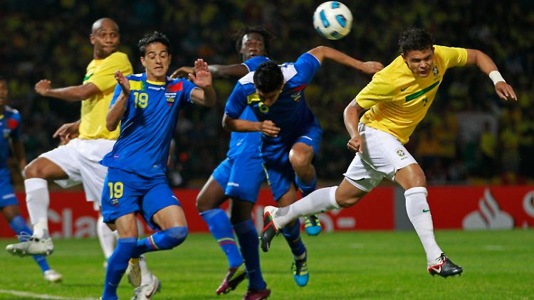 Brasiliens Tiago Silva beim Kopfball im Match gegen Ecuador.
