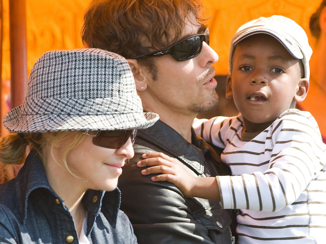Madonna mit dem Fotografen Stephen Klein und ihrem Sohn David.