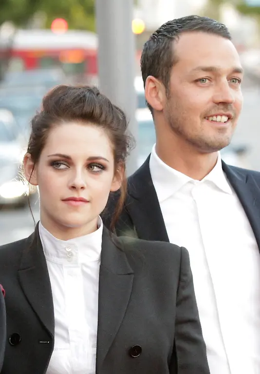 2012-07-25T203546Z-01-MA900R-RTRMDNP-3-PEOPLE-KRISTENSTEWART-APOLOGY-JPG599866426363672036