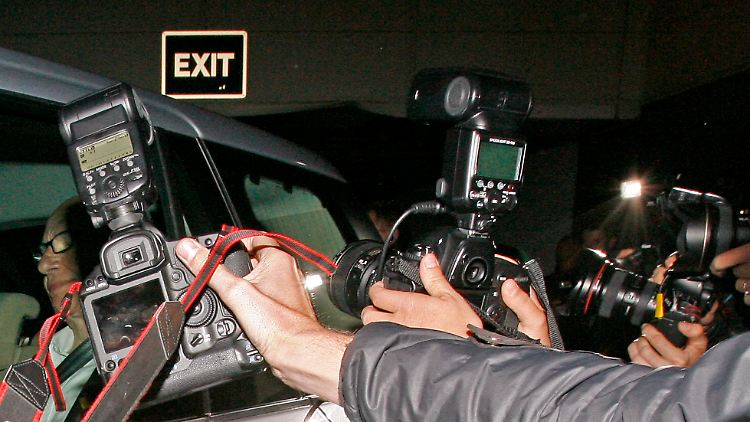 Vom Jäger zum Gejagten: Rupert Murdoch ist im Blitzlichtgewitter kaum noch zu erkennen.