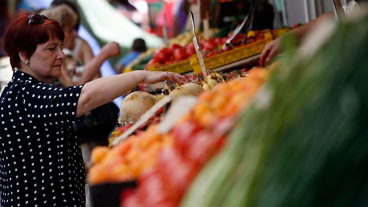 Wer keine dörfliche Verwandtschaft mit eigenem Gemüseanbau hat, muss auf dem Markt kaufen: Die Inflationsrate liegt kurz vor 5 Prozent.