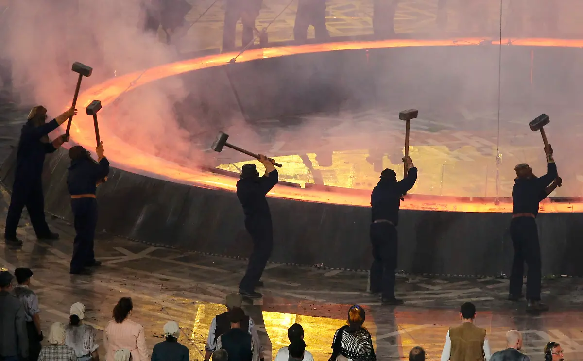 2012-07-27T203615Z-01-OLYSN22-RTRMDNP-3-OLY-OPEN-CEREMONY-DAY0-ACT1-JPG9098876275409905728