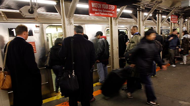 "Mind the gap!" Wer in London mit der U-Bahn fährt, bekommt die Aufforderung, die Lücke zwischen Zug und Bahnsteigkante zu beachten, unzählige Male zu hören und zu sehen.
