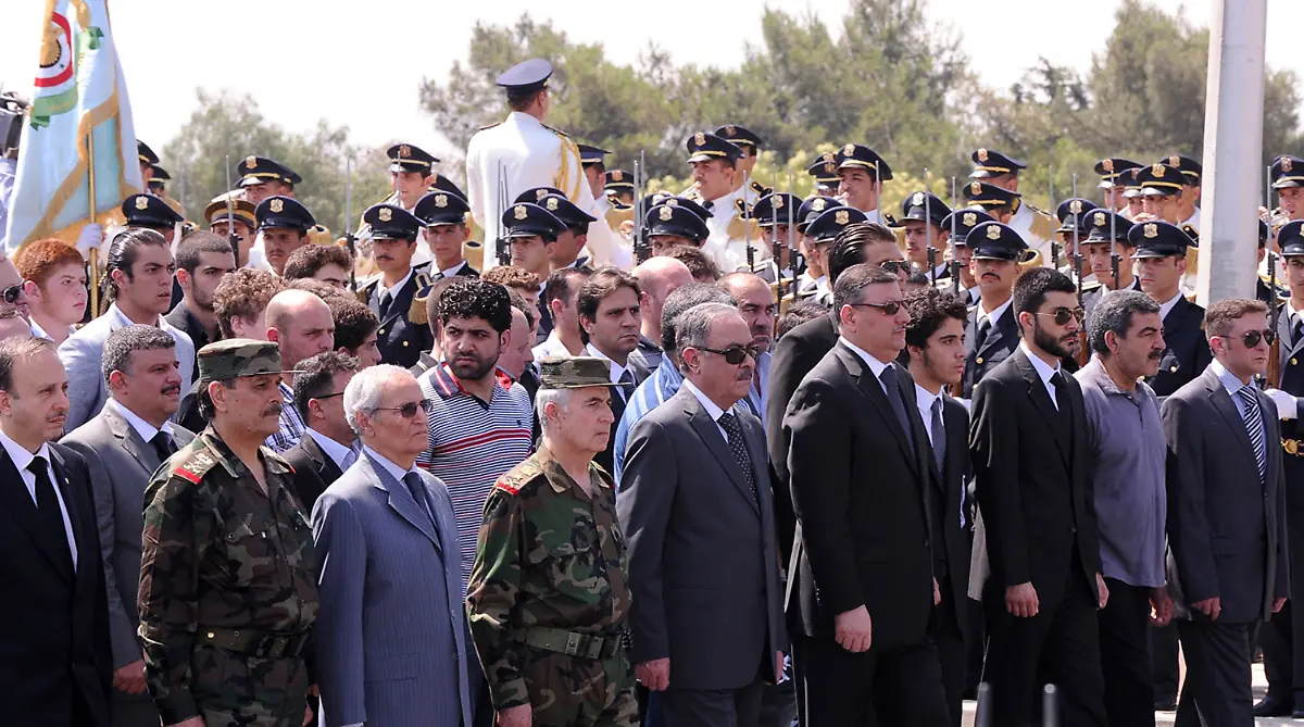 2012-07-20T155757Z-01-SYR28-RTRMDNP-3-SYRIA-CRISIS-FUNERAL-JPG8384323532944008225