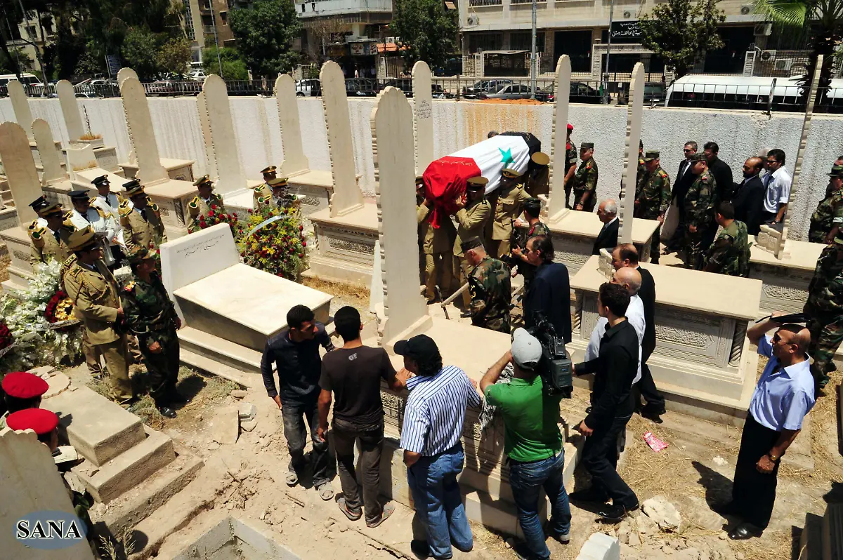 2012-07-21T154236Z-01-SYR05-RTRMDNP-3-SYRIA-CRISIS-FUNERAL-JPG6657199030525335066