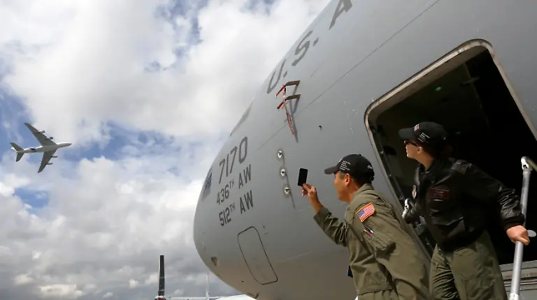 2012-07-10T174318Z-01-LON123-RTRMDNP-3-AIRSHOW-JPG8304308693099748329