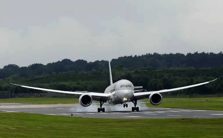 2012-07-09T155932Z-01-LON117-RTRMDNP-3-AIRSHOW-JPG4402653175306670736