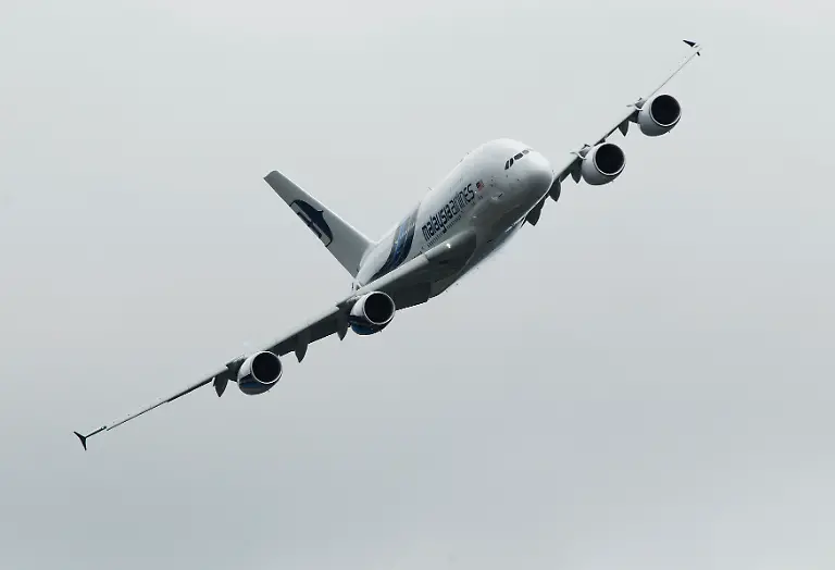 2012-07-09T150611Z-01-LON112-RTRMDNP-3-AIRSHOW-JPG2752355422077631995