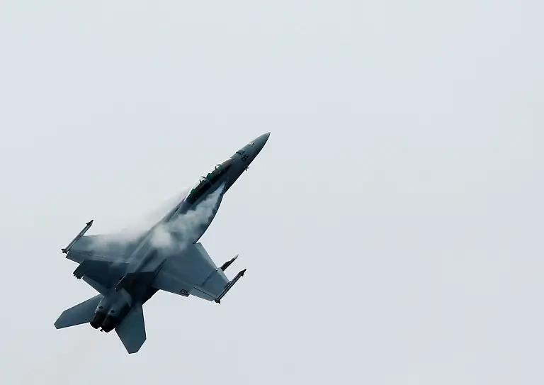 2012-07-09T150504Z-01-LON115-RTRMDNP-3-AIRSHOW-JPG4241037300973436604