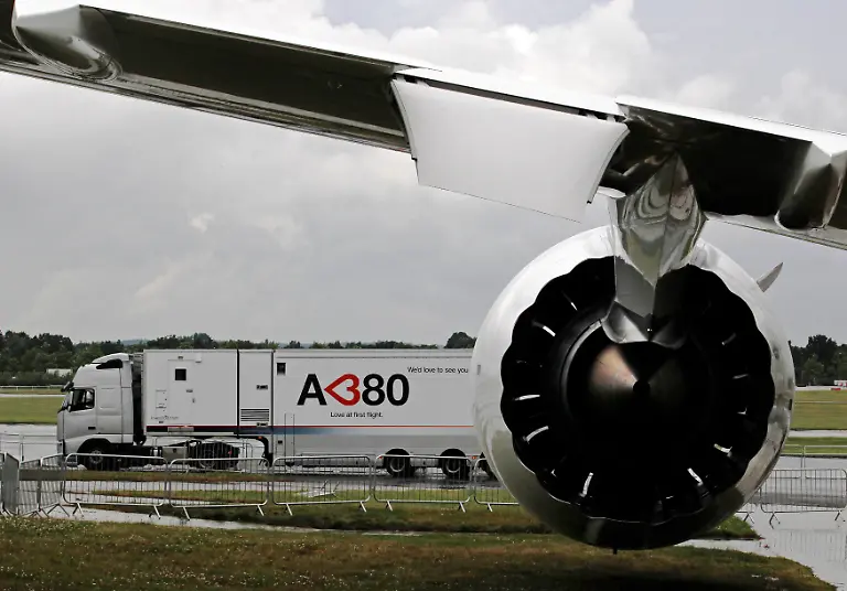 2012-07-07T164022Z-01-LON104-RTRMDNP-3-AIRSHOW-JPG978485427369658057