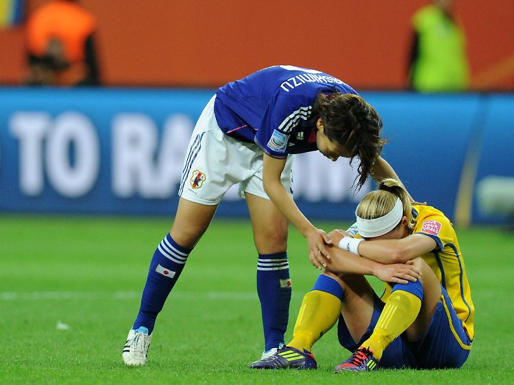 Schwedens Sara Thunebro wird nach dem 1:3 im Halbfinale von der Japanerin Azusa Iwashimizu getröstet.