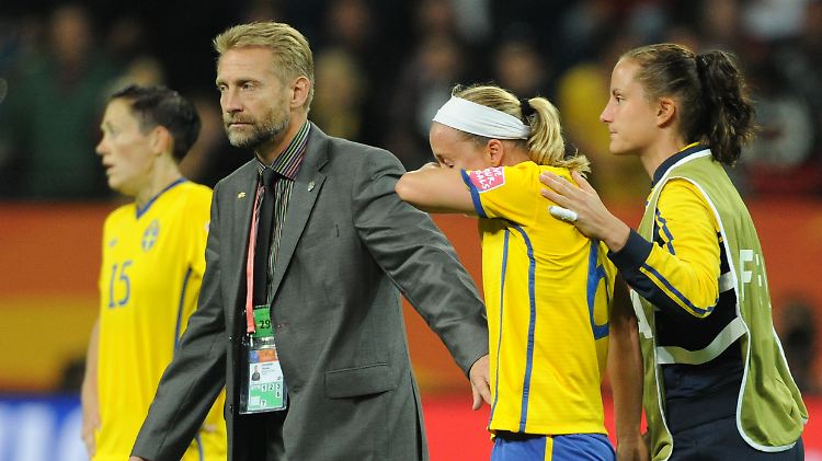 Dem Besseren unterlegen: Thomas Dennerby und seine Schwedinnen.