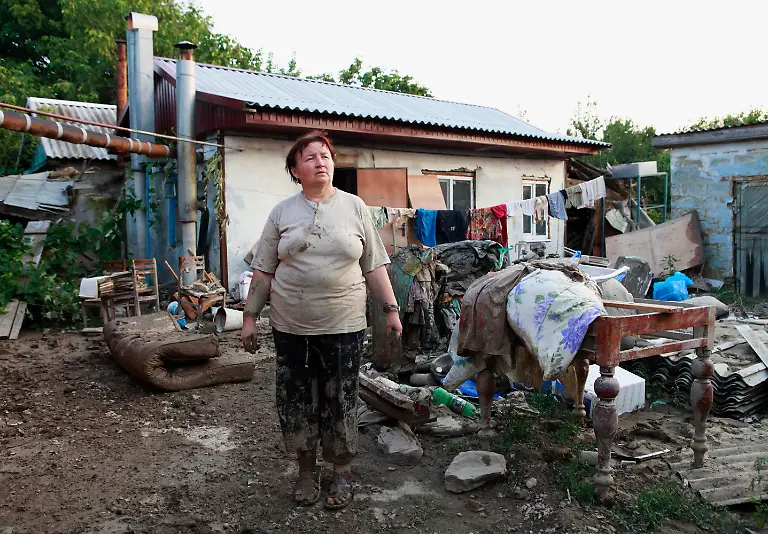 2012-07-08T192913Z-01-KRY40-RTRMDNP-3-RUSSIA-FLOODS-JPG5157913193934831173