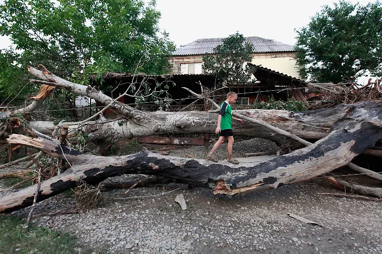 2012-07-08T193210Z-01-KRY39-RTRMDNP-3-RUSSIA-FLOODS-JPG7419969050378409902