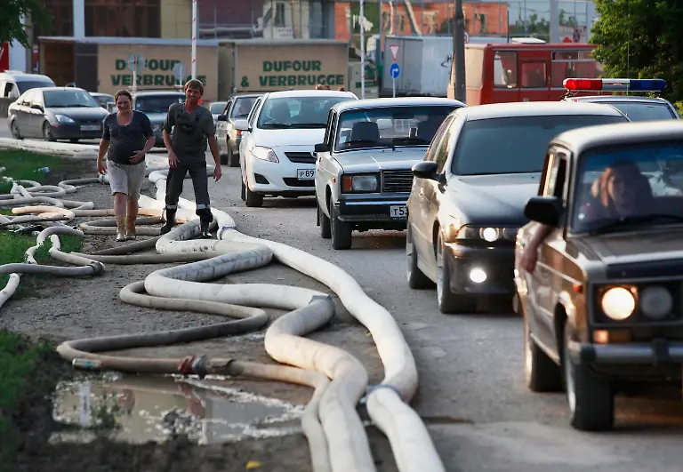 2012-07-08T193823Z-01-KRY42-RTRMDNP-3-RUSSIA-FLOODS-JPG6956211563379984554