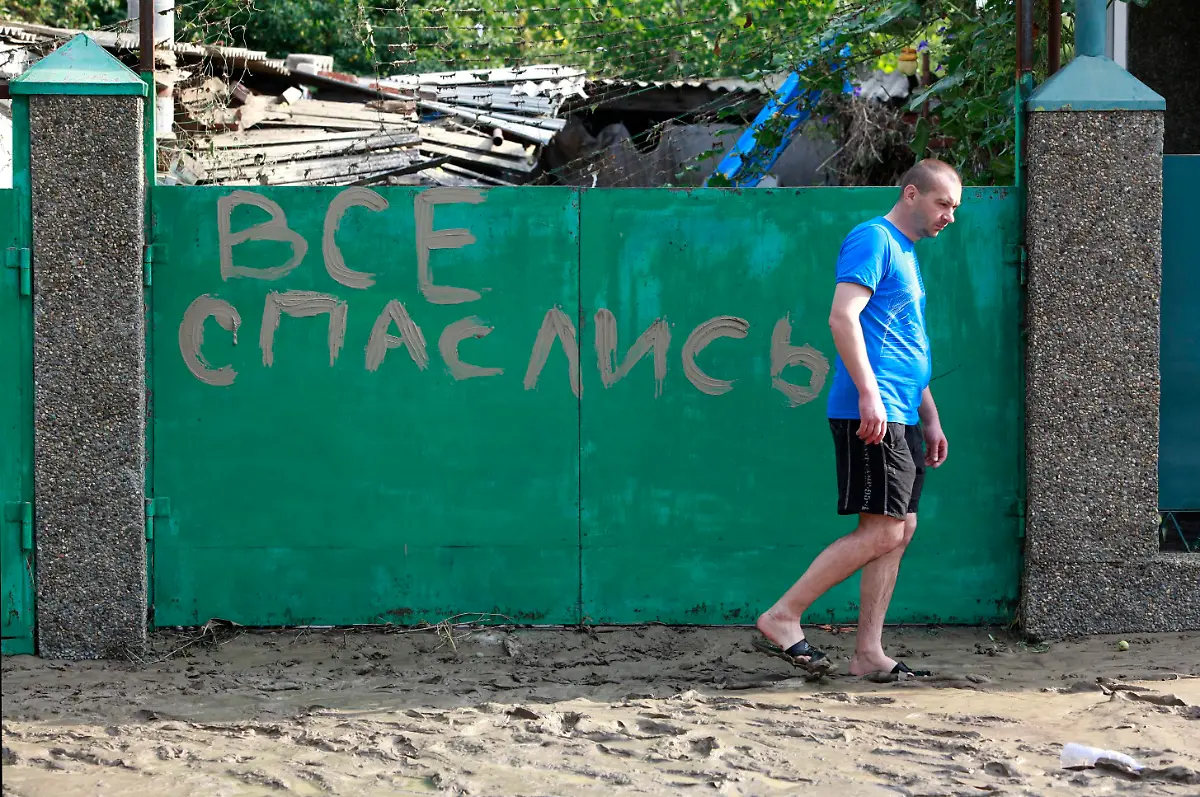 2012-07-08T072119Z-01-KRY08-RTRMDNP-3-RUSSIA-FLOODS-JPG5871807990513349070