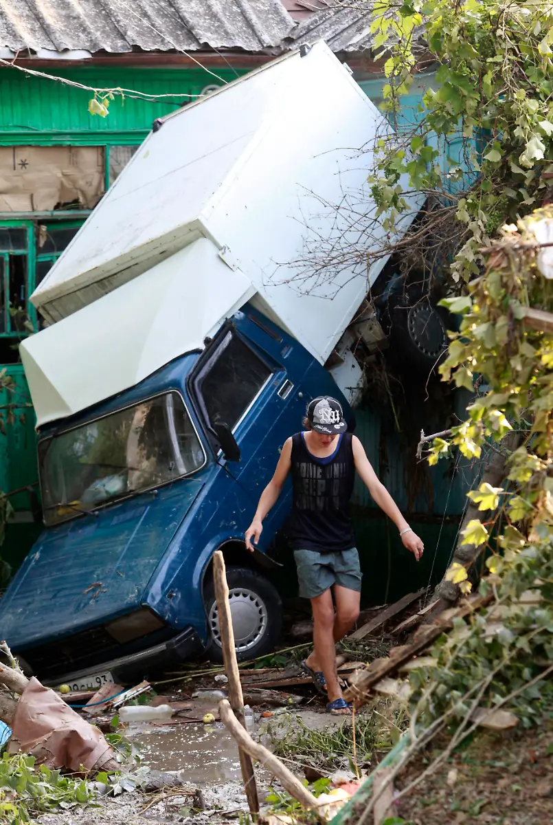 2012-07-08T072843Z-01-KRY10-RTRMDNP-3-RUSSIA-FLOODS-JPG3385125804410179074