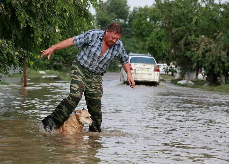 2012-07-08T080603Z-01-KRY20-RTRMDNP-3-RUSSIA-FLOODS-JPG8653601561884200322