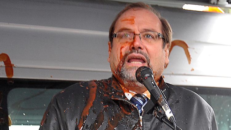Sauerland wird im Oktober 2010 Opfer einer Ketchup-Attacke.