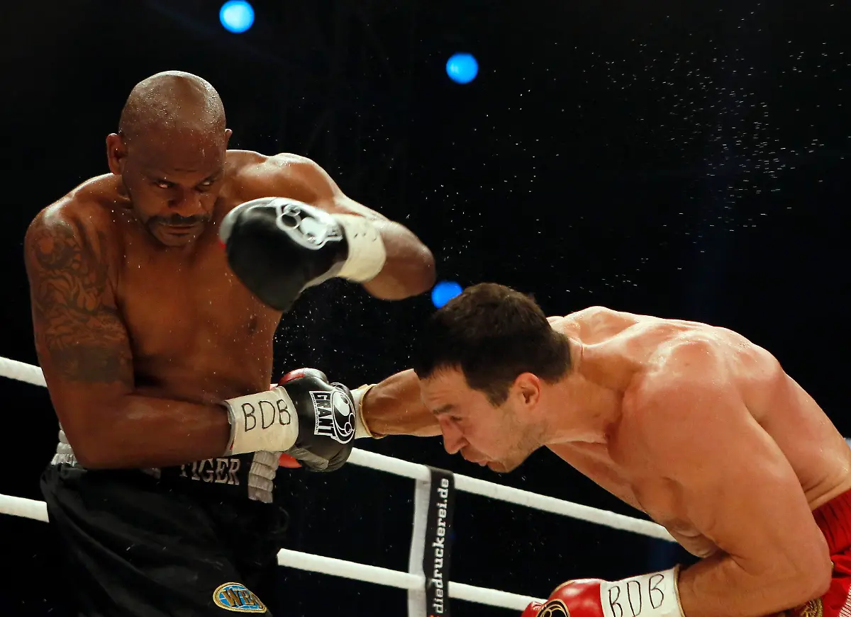 2012-07-07T214044Z-01-DBA09-RTRMDNP-3-BOXING-JPG8713456614923634686