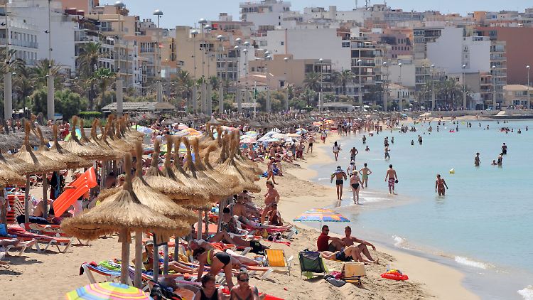 Touristen am Strand von Arenal: Mallorca erlebt einen Rekordandrang.