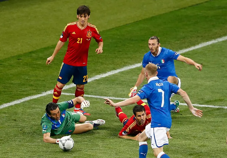 2012-07-01T202223Z-01-INK31-RTRMDNP-3-SOCCER-EURO-JPG6362583376375435436