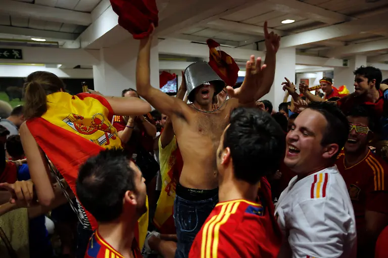 2012-07-01T212435Z-01-SVP07-RTRMDNP-3-SOCCER-EURO-JPG1982416524621136813