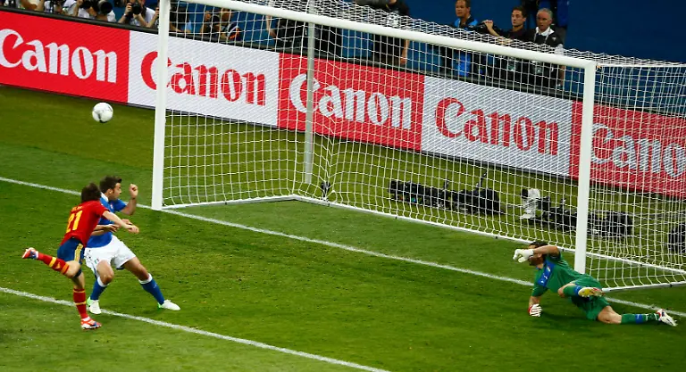 2012-07-01T192801Z-01-INK12-RTRMDNP-3-SOCCER-EURO-JPG4441072606673340136