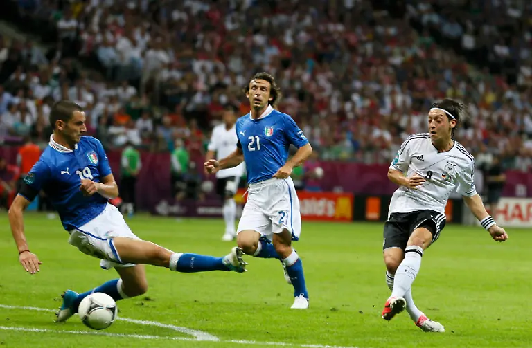 2012-06-28T192129Z-01-INK22-RTRMDNP-3-SOCCER-EURO-JPG6616635733204023261