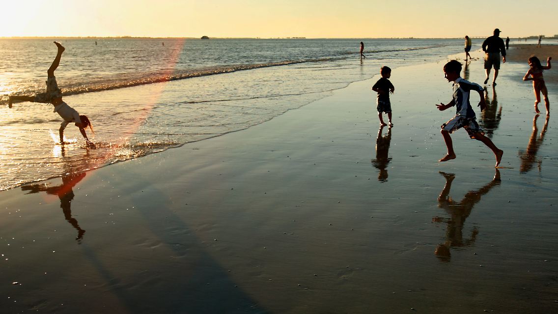 Kinder am Strand von Fort Myers.
