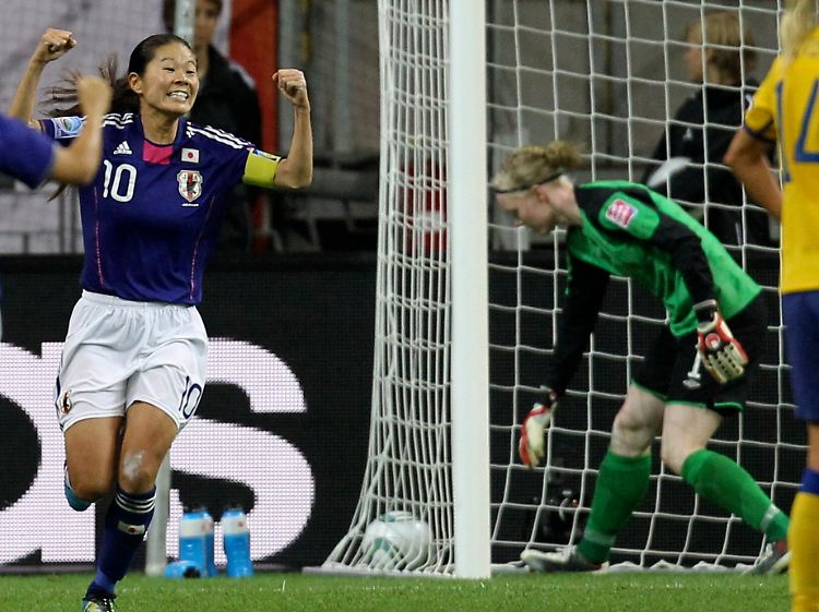 Kopfballungeheuerchen Homare Sawa traf zum 2:1 - sie ist 1,63 Meter groß und war schon zum dritten Mal per Kopf erfolgreich bei dieser WM.