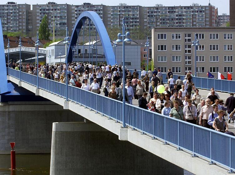 Die Menschen strömen wie hier in Frankfurt (Oder) von hüben nach drüben. So soll es laut Schengener Abkommen bleiben.