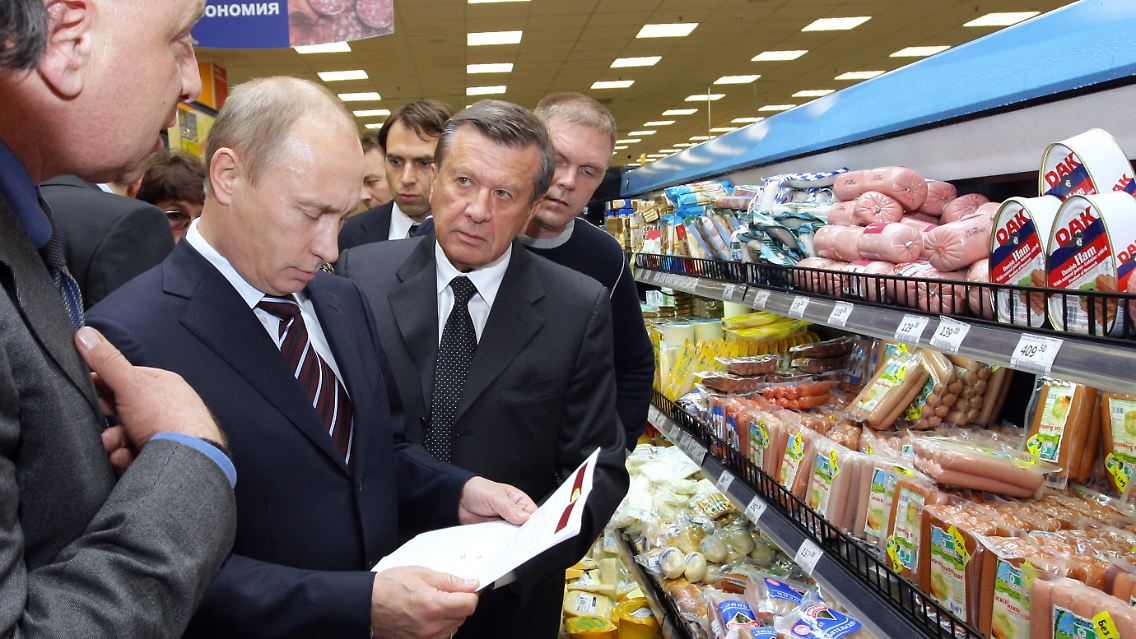 Der "Zar" geht einkaufen: Wladimir Putin kritisiert die zu hohen Preise.