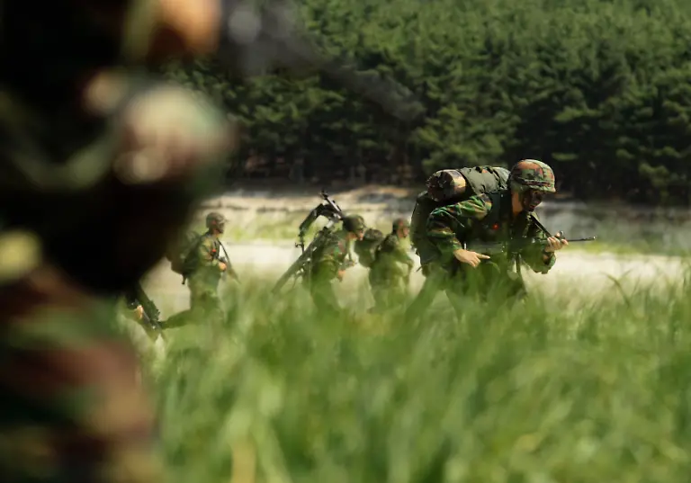 2012-06-25T105041Z-01-SEO505-RTRMDNP-3-KOREA-DRILL-JPG8013836743738935810