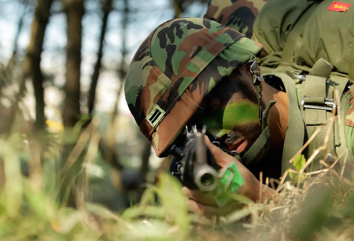 2012-06-25T105710Z-01-SEO509-RTRMDNP-3-KOREA-DRILL-JPG4463904413175015460