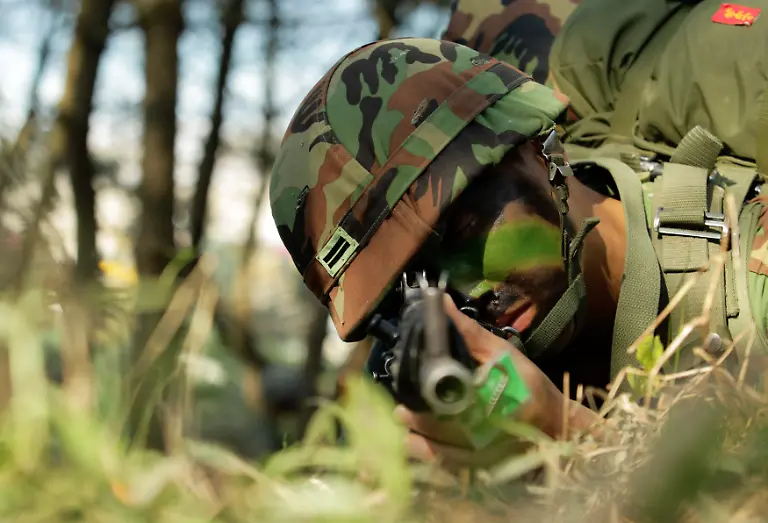 2012-06-25T105710Z-01-SEO509-RTRMDNP-3-KOREA-DRILL-JPG4463904413175015460