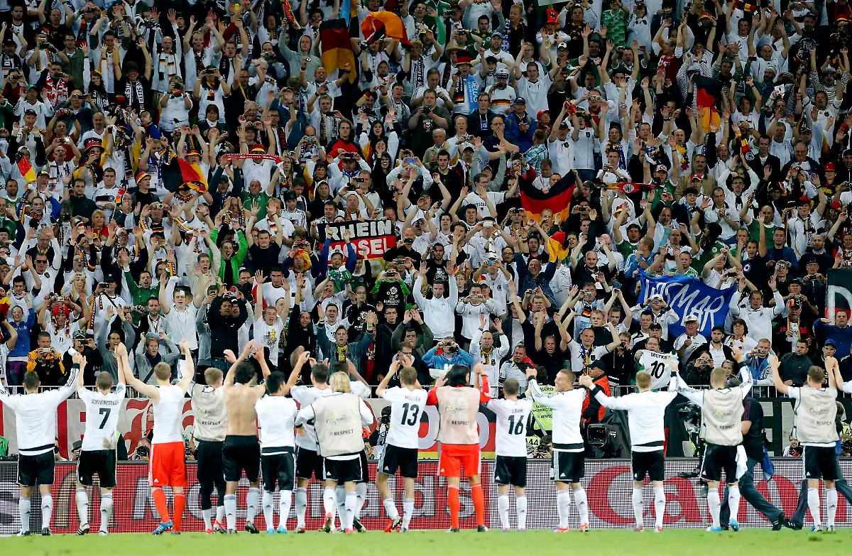 2012-06-22T205440Z-01-MDA76-RTRMDNP-3-SOCCER-EURO-JPG6914675420632054302