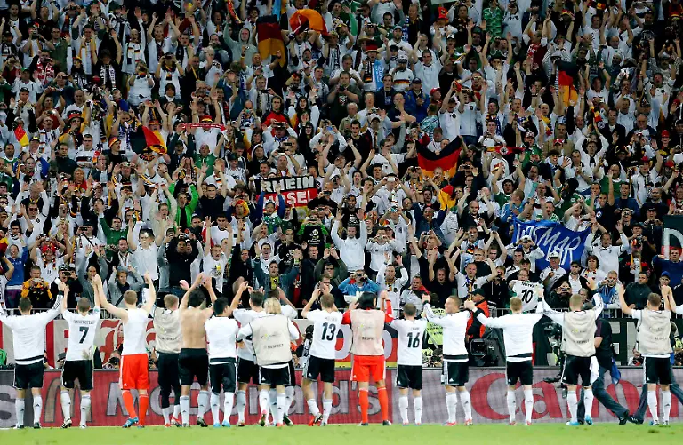 2012-06-22T205440Z-01-MDA76-RTRMDNP-3-SOCCER-EURO-JPG6914675420632054302