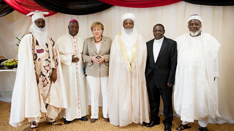 Auf Afrika-Tour: Merkel mit Vertretern der Religionsgemeinschaften Nigerias.