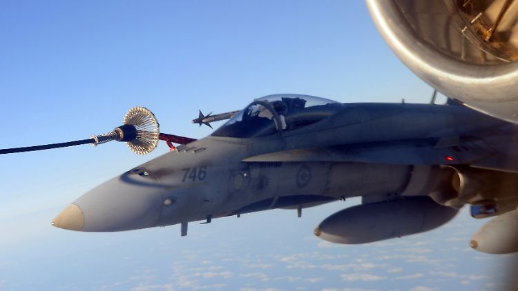 Ein kanadischer F18-Bomber wird in der Luft betankt.