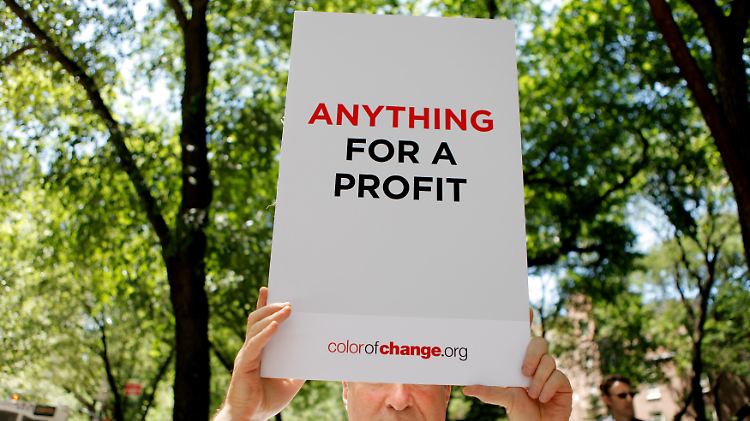 Eine Bürgerrechtsvereinigung protestiert in New York gegen das Murdoch-Imperium.