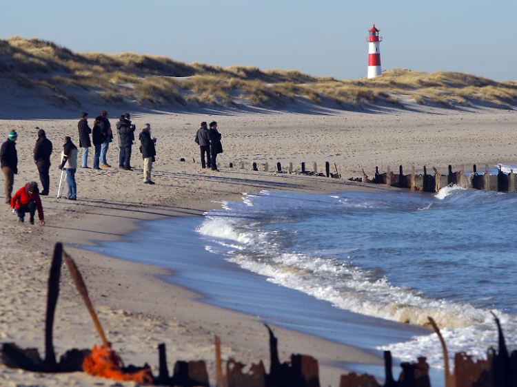 Strandwanderer am Ellenbogen bei List auf Sylt.