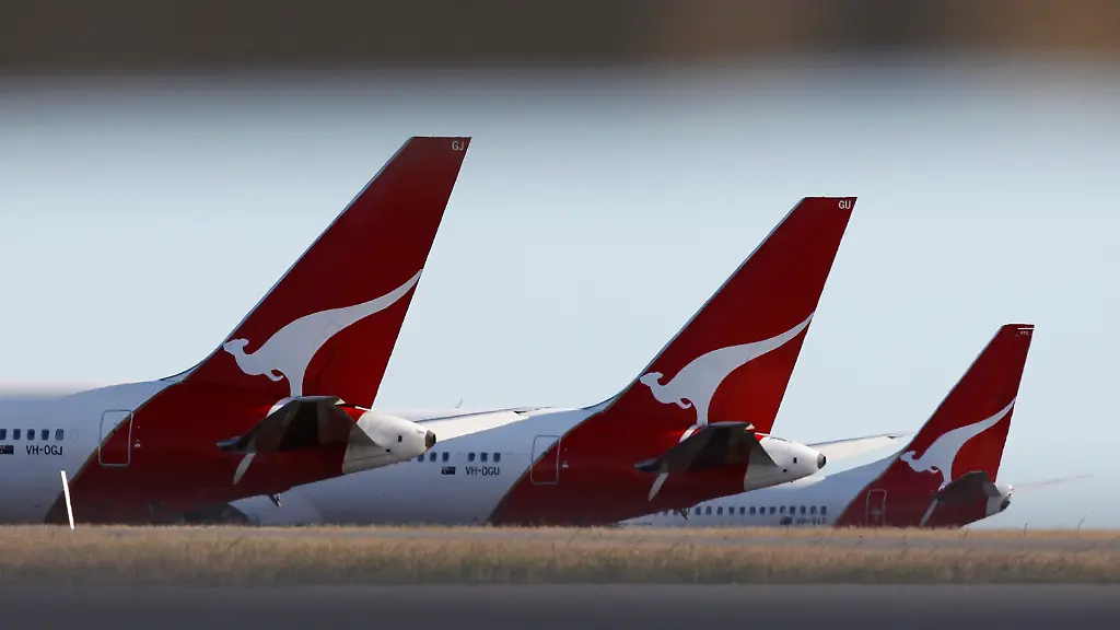 2012-06-05T013703Z-01-SIN400-RTRMDNP-3-QANTAS-PROFIT-JPG2326485593589586160
