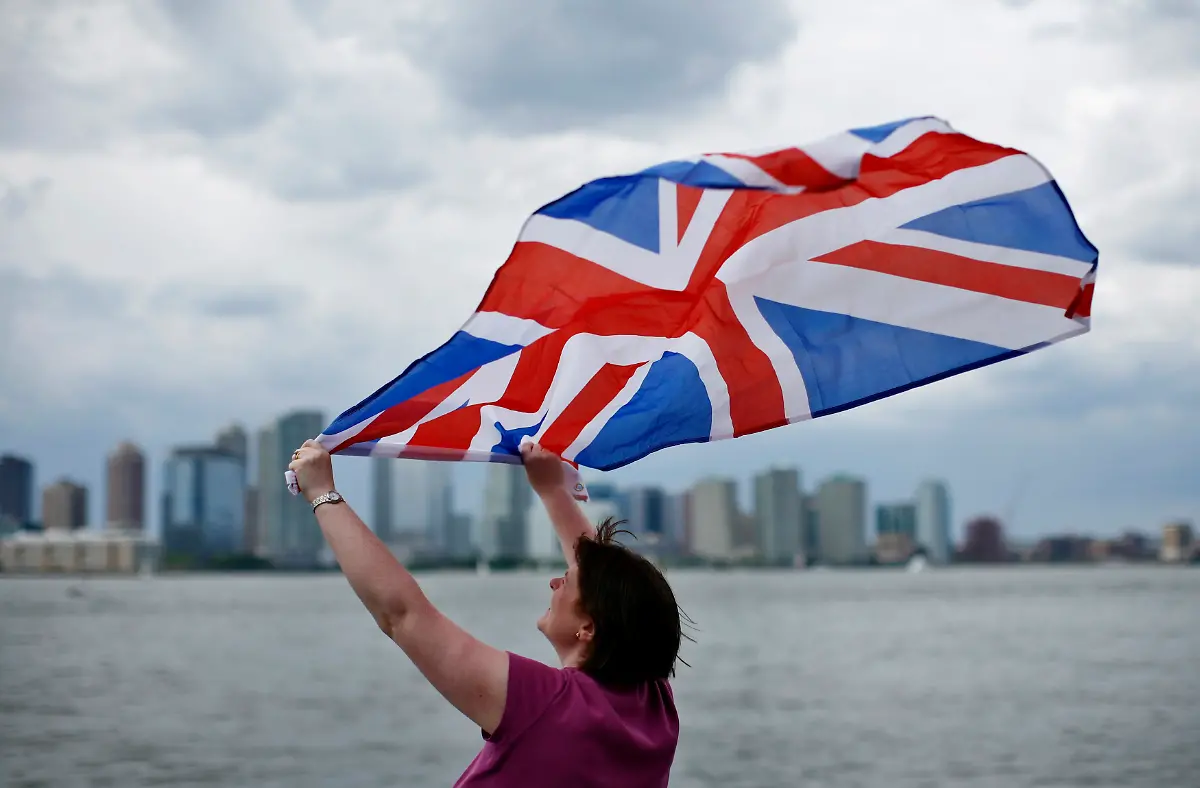 2012-06-03T184909Z-01-EMZ204-RTRMDNP-3-BRITAIN-QUEEN-JPG1782122610028025169