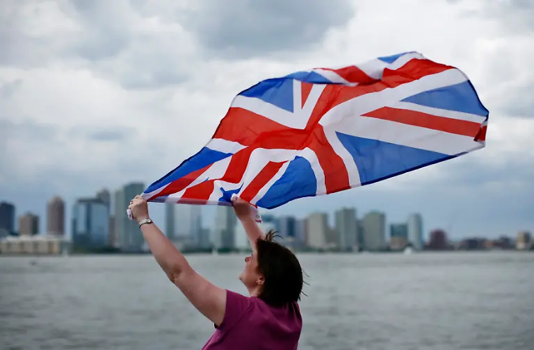 2012-06-03T184909Z-01-EMZ204-RTRMDNP-3-BRITAIN-QUEEN-JPG1782122610028025169