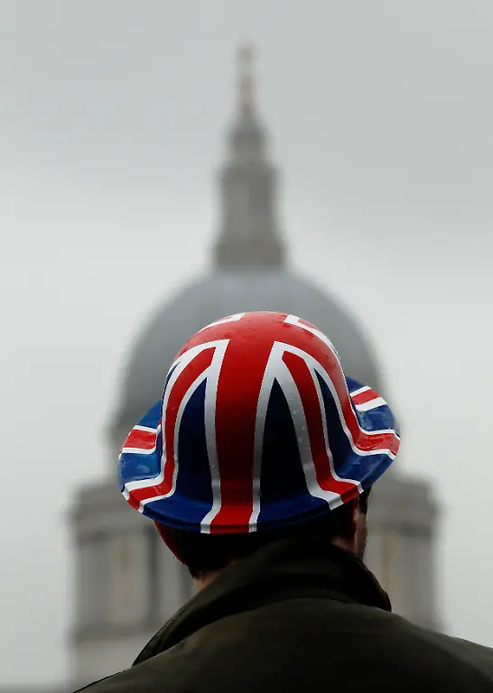 2012-06-03T121155Z-01-LON107-RTRMDNP-3-BRITAIN-QUEEN-JPG140478385581632458