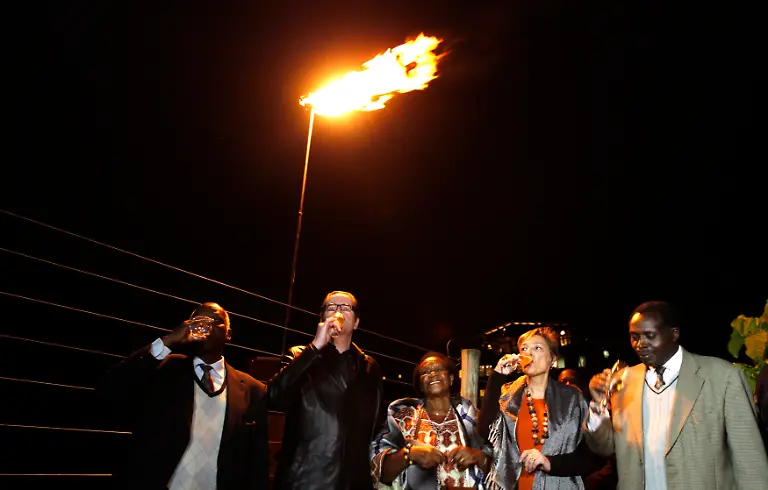 2012-06-04T210419Z-01-AFR08-RTRMDNP-3-BRITAIN-QUEEN-KENYA-JPG5297295628722850810